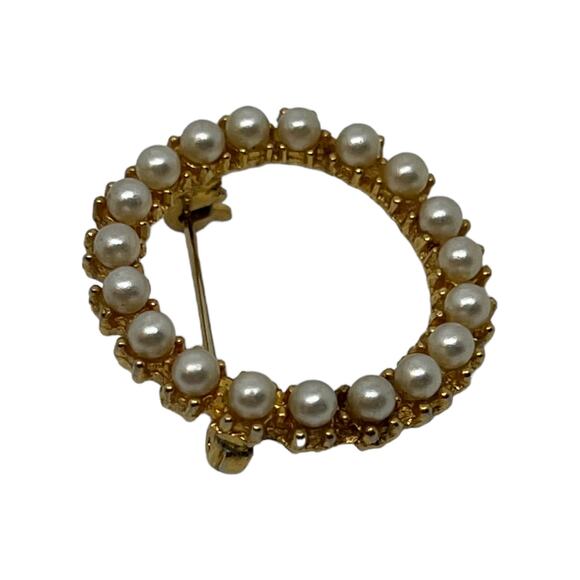 Gold & White Circular Lapel Pin with Faux Pearl – 1.25" x 1.25" - Picture 4 of 6